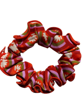 Laden Sie das Bild in den Galerie-Viewer, Product Front: Rio De Sol Haar-Accessoires Floral-Scales Scrunchie
