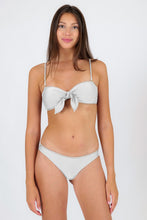 Laden Sie das Bild in den Galerie-Viewer, Model Front: Rio De Sol Set Set Shimmer-White Bandeau-Knot Essential
