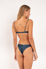 Laden Sie das Bild in den Galerie-Viewer, Model Back: Rio De Sol Oberteil Top Shimmer-Shark Balconet-Tie
