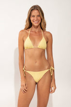 Laden Sie das Bild in den Galerie-Viewer, Model Front: Rio De Sol Oberteil Top Drift-Butterglow Tri-Inv
