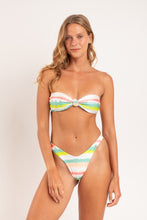 Laden Sie das Bild in den Galerie-Viewer, Model Front: Rio De Sol Oberteil Top Revelry Bandeau-Joy
