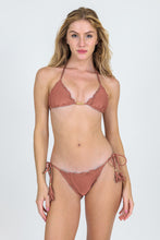 Laden Sie das Bild in den Galerie-Viewer, Model Front: Rio De Sol Unterteil Bottom Shimmer-Copper Frufru-Comfy
