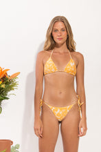 Laden Sie das Bild in den Galerie-Viewer, Model Front: Rio De Sol Set Set Sunny-Forest Tri-Inv Lacinho
