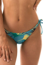 Laden Sie das Bild in den Galerie-Viewer, Bottom Flower Geometric Transp Comfort
