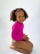 Laden Sie das Bild in den Galerie-Viewer, Model Back: Rio De Sol Rashguard Amaranto Rash-Guard Kids
