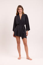 Laden Sie das Bild in den Galerie-Viewer, Model Front: Rio De Sol Strandkleid Black Kimono
