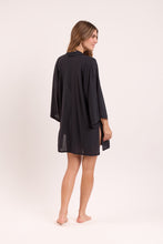 Laden Sie das Bild in den Galerie-Viewer, Model Back: Rio De Sol Strandkleid Black Kimono
