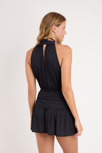 Laden Sie das Bild in den Galerie-Viewer, Model Back: Rio De Sol Strandkleid Black Low Cut Dress
