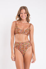 Laden Sie das Bild in den Galerie-Viewer, Model Front: Rio De Sol Unterteil Bottom Bouquet Hotpants
