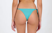 Laden Sie das Bild in den Galerie-Viewer, Model Back: Rio De Sol Unterteil Bottom Breeze Ibiza
