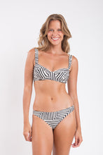 Laden Sie das Bild in den Galerie-Viewer, Model Front: Rio De Sol Unterteil Bottom Collage Essential-Comfy
