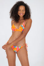 Laden Sie das Bild in den Galerie-Viewer, Model Front: Rio De Sol Unterteil Bottom Orange-Bloom Ibiza
