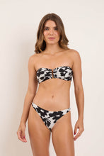 Laden Sie das Bild in den Galerie-Viewer, Model Front: Rio De Sol Unterteil Bottom Poppy Leblon

