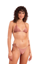 Laden Sie das Bild in den Galerie-Viewer, Model Front: Rio De Sol Unterteil Bottom Shimmer-Copper Cheeky-Tie
