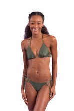 Laden Sie das Bild in den Galerie-Viewer, Model Front: Rio De Sol Unterteil Bottom Shimmer-Croco Cheeky-Tie
