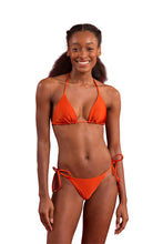 Laden Sie das Bild in den Galerie-Viewer, Model Front: Rio De Sol Unterteil Bottom Shimmer-Paprica Cheeky-Tie
