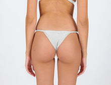 Laden Sie das Bild in den Galerie-Viewer, Model Back: Rio De Sol Unterteil Bottom Shimmer-White California
