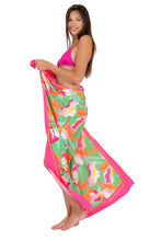 Laden Sie das Bild in den Galerie-Viewer, Model Back: Rio De Sol Pareo Green Bloom Canga
