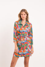 Laden Sie das Bild in den Galerie-Viewer, Model Front: Rio De Sol Strandkleid Jungle Chemise
