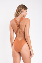 Laden Sie das Bild in den Galerie-Viewer, Model Back: Rio De Sol Badeanzug Nocciola Riviera

