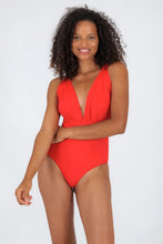 Laden Sie das Bild in den Galerie-Viewer, Model Front: Rio De Sol Badeanzug Rouge Marina
