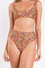 Laden Sie das Bild in den Galerie-Viewer, Image 12: Rio De Sol Set Set Bouquet Bliss Hotpants
