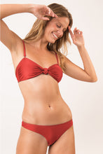 Laden Sie das Bild in den Galerie-Viewer, Image 02: Rio De Sol Set Set Shimmer-Liquor Bandeau-Joy Essential
