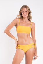 Laden Sie das Bild in den Galerie-Viewer, Model Front: Rio De Sol Set Set Solar Bandeau-Reto Madrid
