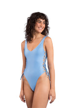 Laden Sie das Bild in den Galerie-Viewer, Model Front: Rio De Sol Badeanzug Shimmer-Baltic-Sea Zoe
