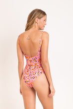 Laden Sie das Bild in den Galerie-Viewer, Model Back: Rio De Sol Badeanzug Sweet-Camo Hype
