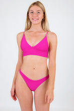 Laden Sie das Bild in den Galerie-Viewer, Model Front: Rio De Sol Oberteil Top Cotele-Amaranto Tri-Tank
