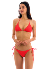 Laden Sie das Bild in den Galerie-Viewer, Model Front: Rio De Sol Oberteil Top Cotele-Tomate Tri-Inv
