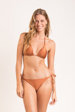 Laden Sie das Bild in den Galerie-Viewer, Model Front: Rio De Sol Oberteil Top Nocciola Tri-Inv
