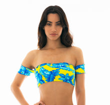 Laden Sie das Bild in den Galerie-Viewer, Model Front: Rio De Sol Oberteil Top Palmeira Azul Off Shoulder
