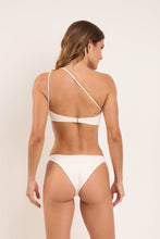Laden Sie das Bild in den Galerie-Viewer, Model Back: Rio De Sol Oberteil Top Sand-Chantilly Kora
