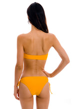 Laden Sie das Bild in den Galerie-Viewer, Model Back: Rio De Sol Oberteil Top Uv-Pequi Bandeau-Reto
